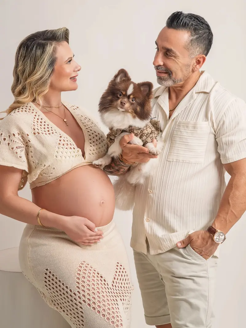 Pareja esperando un bebé con su perrito