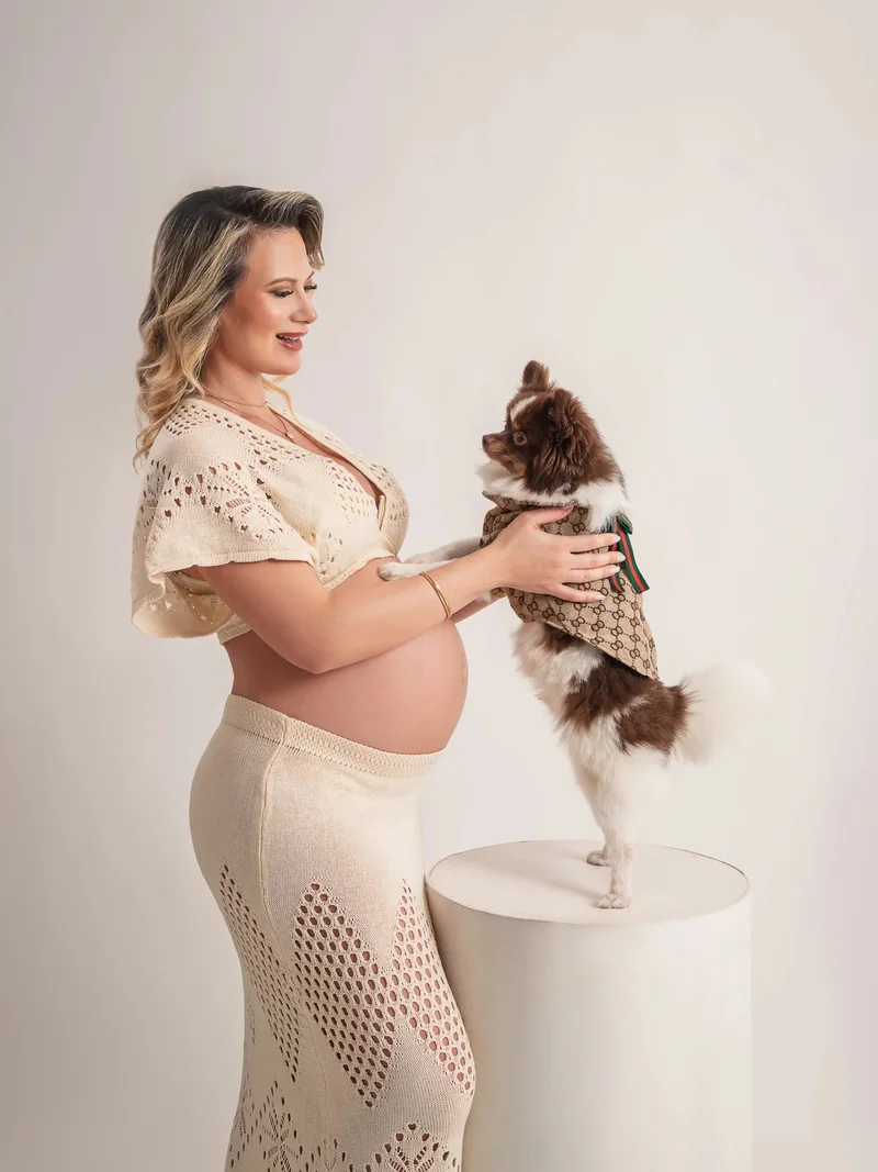 Embarazada con su perrito en brazos