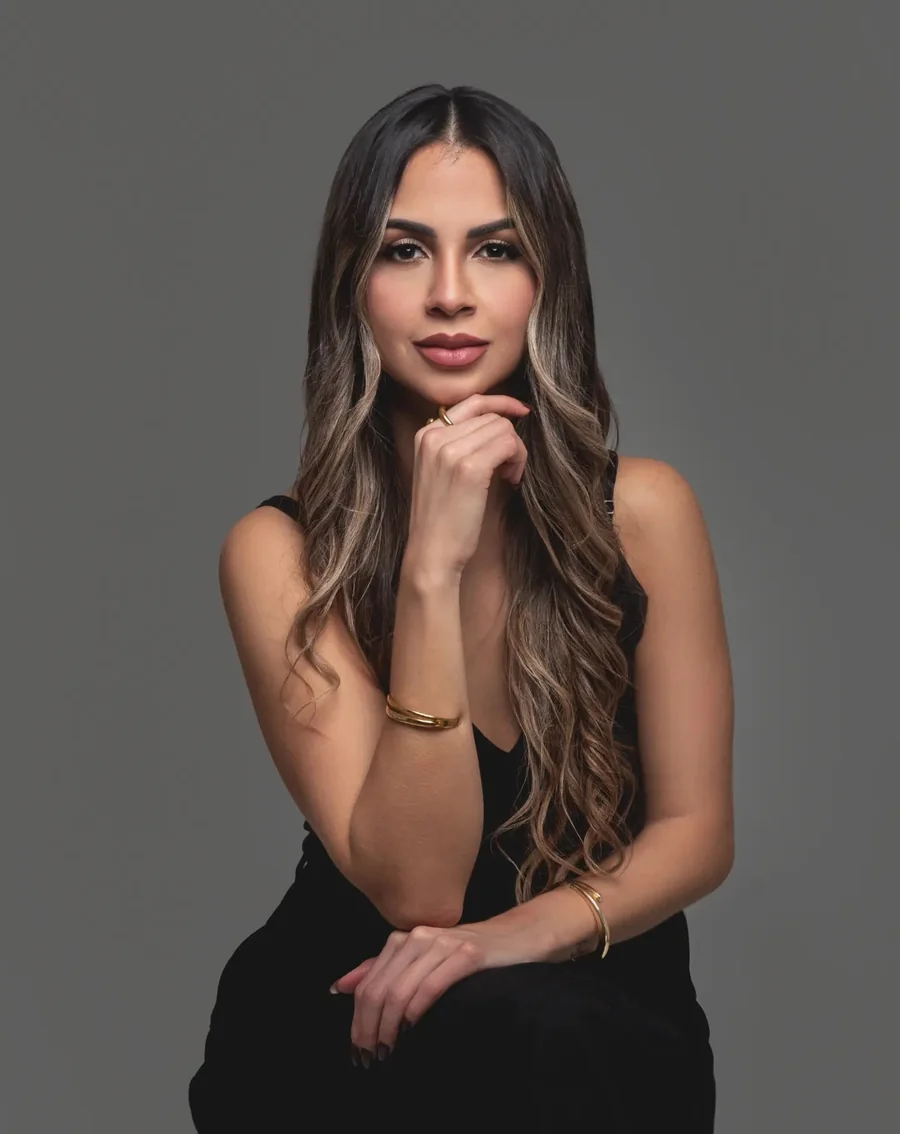 Retrato de mujer con vestido negro y mano en el mentón
